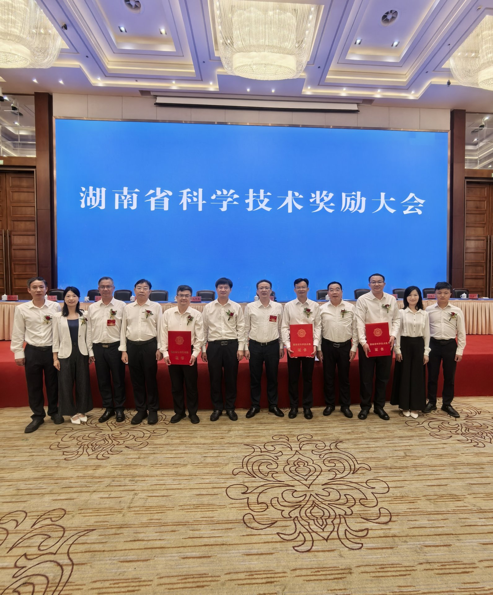 米兰体育在线登录6名青年教师在第十三